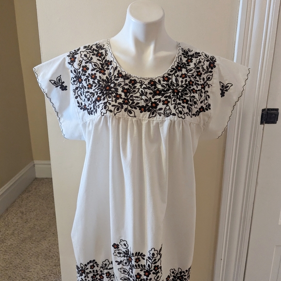 Vintage white lounge dress with pretty black and orange embroidery size L - Picture 4 of 7